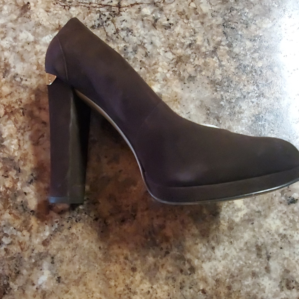 Michael Kors Coffee  Suede  "Haven" Pumps size 6